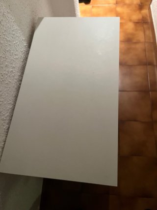 Mesa de escritorio blanca de madera