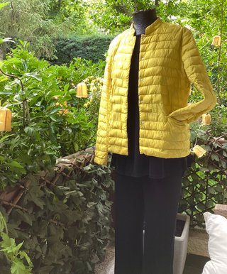 Chaqueta plumífero amarilla