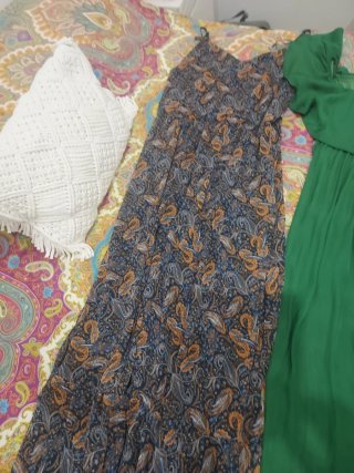 3 vestidos mujer, 2 de ellos sin estrenar.