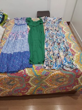3 vestidos mujer, 2 de ellos sin estrenar.