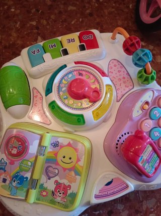 Mesa de actividades infantil con teléfono y piano