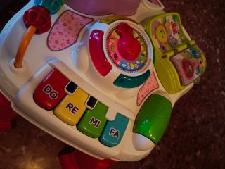 Mesa de actividades infantil con teléfono y piano