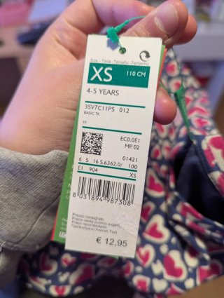 Camiseta niña con estampado de corazones