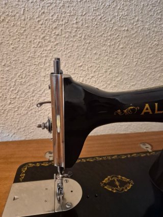 Máquina de coser Alfa negra