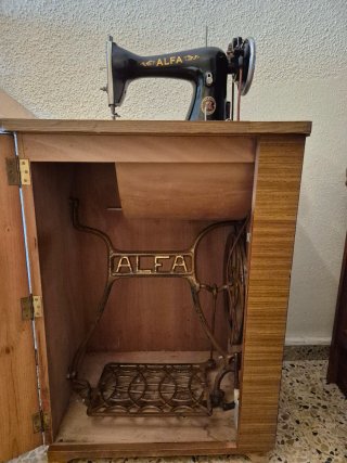 Máquina de coser Alfa negra