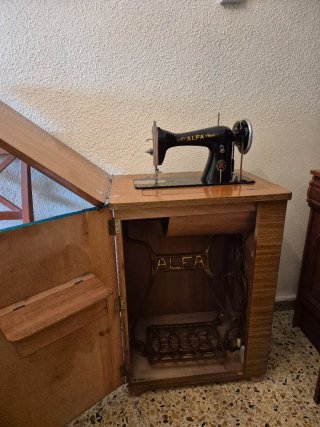 Máquina de coser Alfa negra