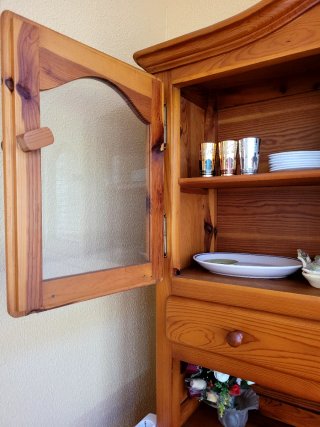 Alacena aparador de madera con vitrina