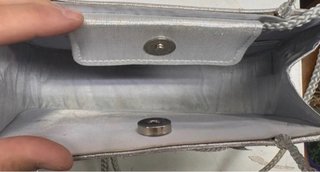 Bolso de fiesta plateado con adornos