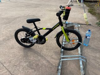 Bicicleta infantil Btwin negra y amarilla