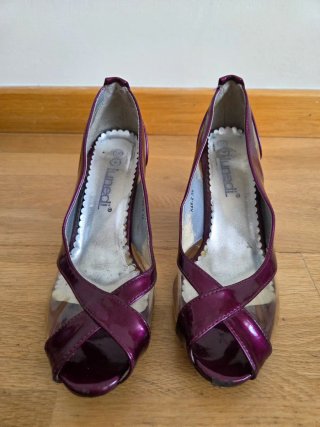 Zapatos charol burdeos y transparencias