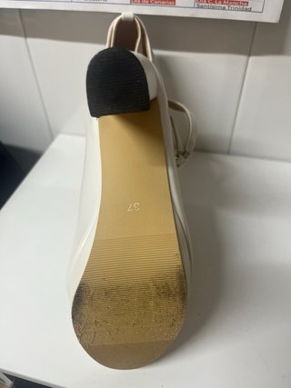 Zapatos de tacón blancos