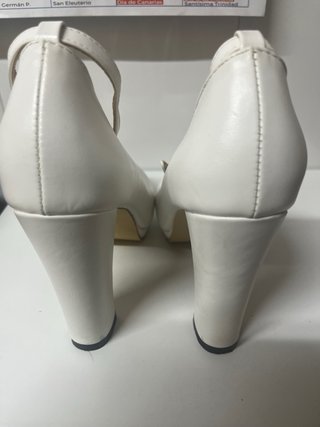 Zapatos de tacón blancos