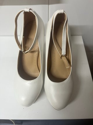 Zapatos de tacón blancos