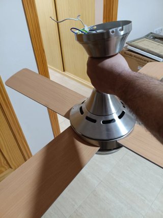 Ventilador de techo en niquel y 4 aspas.