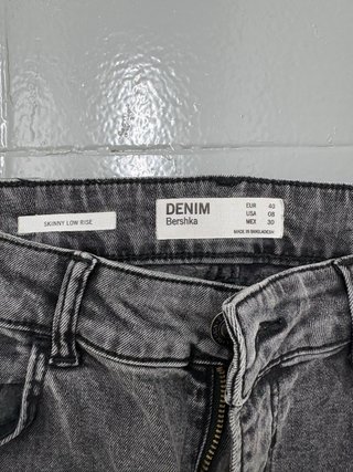 Pantalón skinny negro desgastado