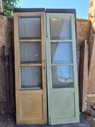 Puertas antiguas de madera y cristal