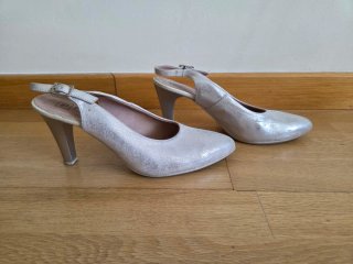 Zapatos de tacón plateados destalonados