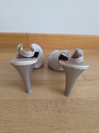 Zapatos de tacón plateados destalonados