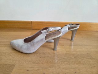 Zapatos de tacón plateados destalonados
