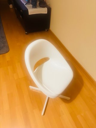 Silla blanca de plástico moderna