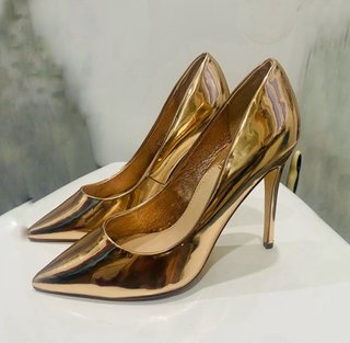 Zapatos dorados tacón aguja
