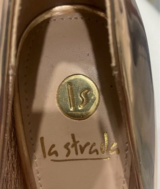 Zapatos dorados tacón aguja