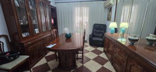 Mesa de comedor y 4 sillas de madera