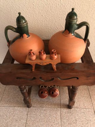 Cántaros de barro decorativos