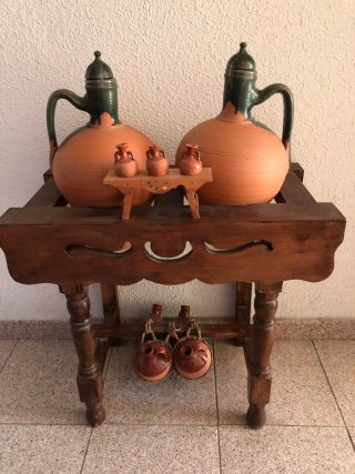 Cántaros de barro decorativos