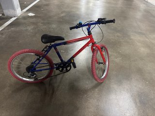 Bicicleta infantil roja y azul