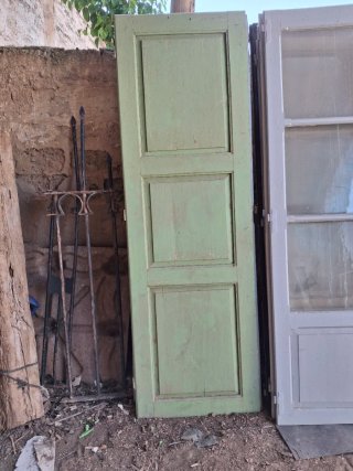 Puerta antigua verde de madera