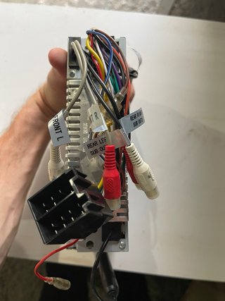 Autorradio Clarion CZ201E con cableado