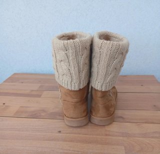 Stivaletti scamosciati beige con calzino