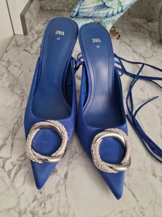 Sandalias Zara azulón pedrería talla 37