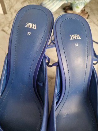 Sandalias Zara azulón pedrería talla 37