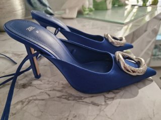 Sandalias Zara azulón pedrería talla 37