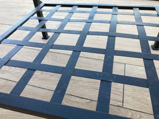 Mesa auxiliar hierro y cristal