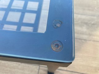 Mesa auxiliar hierro y cristal