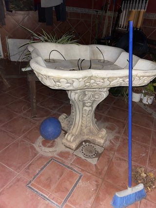 Fontana e tavolo da giardino in pietra