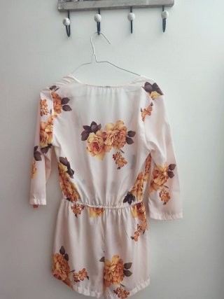 Vestido/mono pantalón elegante floral beige y nara