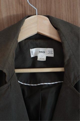 Gabardina larga Mango verde oliva