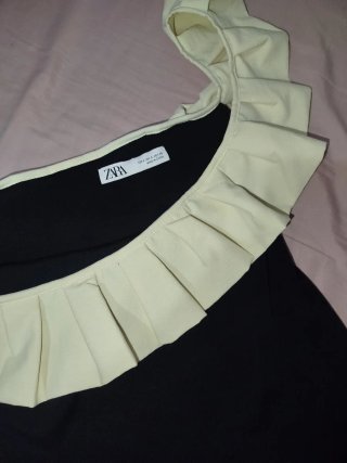 Vestido ZARA negro con volantes