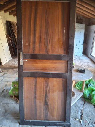 Puerta de madera con marco oscuro
