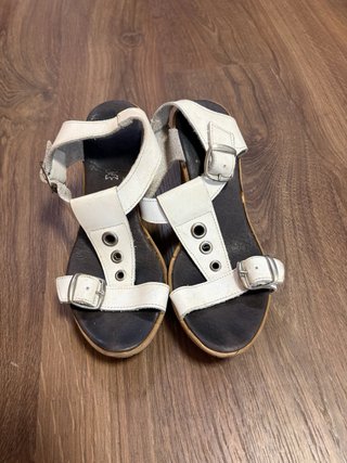 Sandalias cuña blancas y marrones