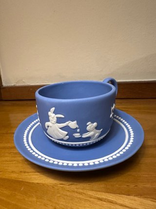 Taza y platillo azul de cerámica.
