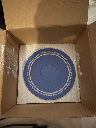 Taza y platillo azul de cerámica.