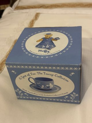 Taza y platillo azul de cerámica.