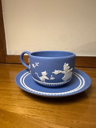 Taza y platillo azul de cerámica.