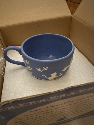 Taza y platillo azul de cerámica.