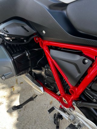 BMW R1250RS Sportbike Negra y Blanca